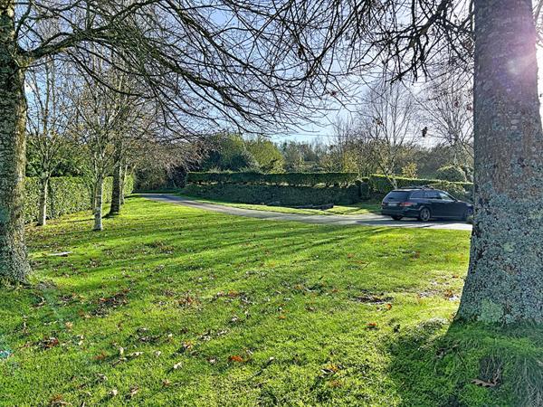 Maison d'architecte, 4 chambres et vie de plain pied, sur sous-sol, Gouezec