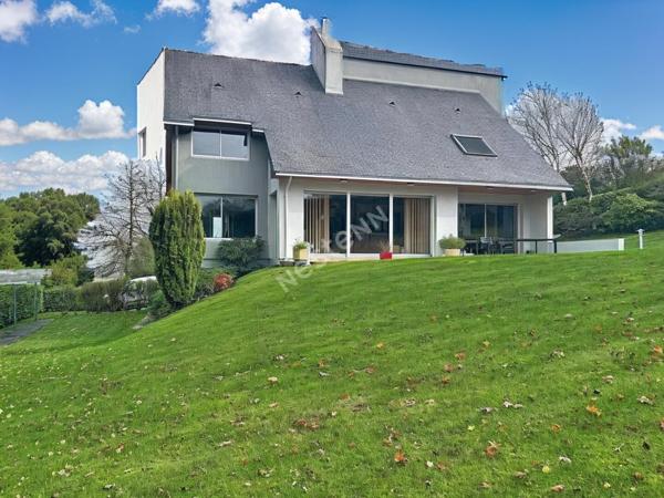 Maison d'architecte, 4 chambres et vie de plain pied, sur sous-sol, Gouezec