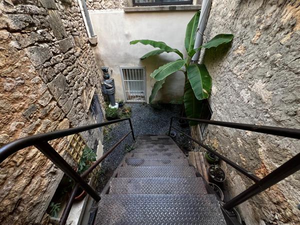 Maison 130 m² à Vendargues 6 chambres, studio indépendant et parking.