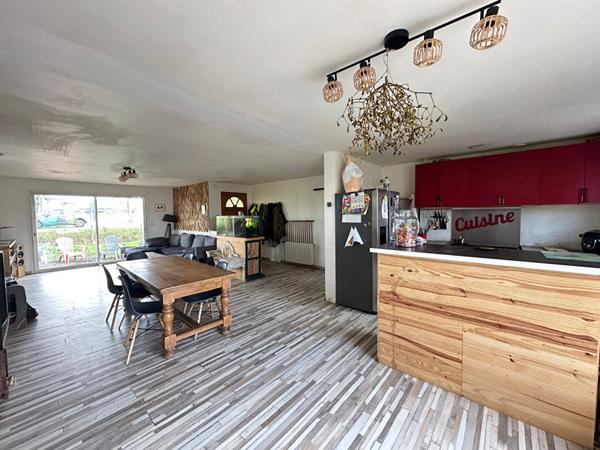 Maison de plain pied avec 3 chambres + bureau à vendre à Aizenay avec 1000 m² de terrain