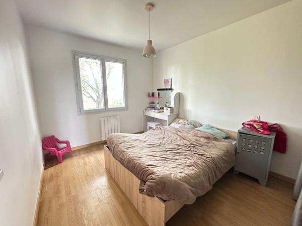 Maison de plain pied avec 3 chambres + bureau à vendre à Aizenay avec 1000 m² de terrain