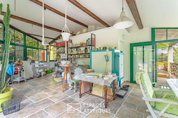 Propriété de deux maisons avec atelier et jardin