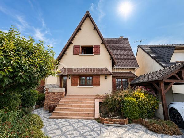Découvrez ce pavillon familial de 107 m², édifié sur un beau terrain de plus de 440 m², situé dans un secteur pavillonnaire de Villepinte.

La maison offre une configuration idéale pour une famille avec 4 pièces et 3 chambres, dont une chambre située au rez-de-chaussée.

Au rez-de-chaussée :
-Une entrée
-Une grande chambre 
-Une salle de douche
-Une cuisine
-Un salon séjour traversant donnant sur une terrasse à l’avant et une véranda à l’arrière de la parcelle
-Un grand jardin avec dépendance au fond du jardin

À l’étage :
-2 chambres
-1 salle de bain avec WC séparé
-Un dégagement 

La maison dispose d’une bâtisse saine et d’un beau potentiel de modernisation, permettant aux futurs propriétaires de la remettre à leur goût et d’en faire un véritable cocon familial.

Un emplacement pratique au quotidien, à proximité des écoles et des commerces, avec un accès rapide à l’A104, facilitant les déplacements.

Les points forts :
• Pavillon familial d’environ 107 m²
• 3 chambres, dont une au rez-de-chaussée
• Terrain de plus de 440 m²
• Beau jardin
• Dépendance en fond de parcelle
• Proximité écoles et commerces
• Accès rapide à l’A104
• Beau potentiel après travaux de rénovation