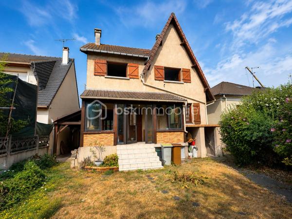 Découvrez ce pavillon familial de 107 m², édifié sur un beau terrain de plus de 440 m², situé dans un secteur pavillonnaire de Villepinte.

La maison offre une configuration idéale pour une famille avec 4 pièces et 3 chambres, dont une chambre située au rez-de-chaussée.

Au rez-de-chaussée :
-Une entrée
-Une grande chambre 
-Une salle de douche
-Une cuisine
-Un salon séjour traversant donnant sur une terrasse à l’avant et une véranda à l’arrière de la parcelle
-Un grand jardin avec dépendance au fond du jardin

À l’étage :
-2 chambres
-1 salle de bain avec WC séparé
-Un dégagement 

La maison dispose d’une bâtisse saine et d’un beau potentiel de modernisation, permettant aux futurs propriétaires de la remettre à leur goût et d’en faire un véritable cocon familial.

Un emplacement pratique au quotidien, à proximité des écoles et des commerces, avec un accès rapide à l’A104, facilitant les déplacements.

Les points forts :
• Pavillon familial d’environ 107 m²
• 3 chambres, dont une au rez-de-chaussée
• Terrain de plus de 440 m²
• Beau jardin
• Dépendance en fond de parcelle
• Proximité écoles et commerces
• Accès rapide à l’A104
• Beau potentiel après travaux de rénovation