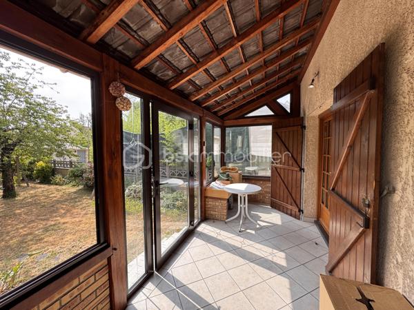 Découvrez ce pavillon familial de 107 m², édifié sur un beau terrain de plus de 440 m², situé dans un secteur pavillonnaire de Villepinte.

La maison offre une configuration idéale pour une famille avec 4 pièces et 3 chambres, dont une chambre située au rez-de-chaussée.

Au rez-de-chaussée :
-Une entrée
-Une grande chambre 
-Une salle de douche
-Une cuisine
-Un salon séjour traversant donnant sur une terrasse à l’avant et une véranda à l’arrière de la parcelle
-Un grand jardin avec dépendance au fond du jardin

À l’étage :
-2 chambres
-1 salle de bain avec WC séparé
-Un dégagement 

La maison dispose d’une bâtisse saine et d’un beau potentiel de modernisation, permettant aux futurs propriétaires de la remettre à leur goût et d’en faire un véritable cocon familial.

Un emplacement pratique au quotidien, à proximité des écoles et des commerces, avec un accès rapide à l’A104, facilitant les déplacements.

Les points forts :
• Pavillon familial d’environ 107 m²
• 3 chambres, dont une au rez-de-chaussée
• Terrain de plus de 440 m²
• Beau jardin
• Dépendance en fond de parcelle
• Proximité écoles et commerces
• Accès rapide à l’A104
• Beau potentiel après travaux de rénovation