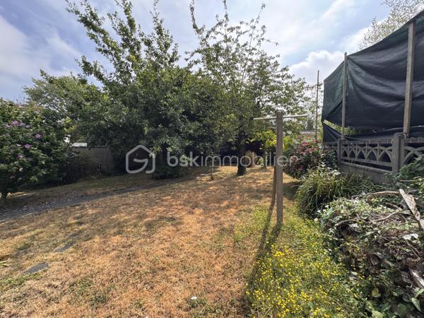 Découvrez ce pavillon familial de 107 m², édifié sur un beau terrain de plus de 440 m², situé dans un secteur pavillonnaire de Villepinte.

La maison offre une configuration idéale pour une famille avec 4 pièces et 3 chambres, dont une chambre située au rez-de-chaussée.

Au rez-de-chaussée :
-Une entrée
-Une grande chambre 
-Une salle de douche
-Une cuisine
-Un salon séjour traversant donnant sur une terrasse à l’avant et une véranda à l’arrière de la parcelle
-Un grand jardin avec dépendance au fond du jardin

À l’étage :
-2 chambres
-1 salle de bain avec WC séparé
-Un dégagement 

La maison dispose d’une bâtisse saine et d’un beau potentiel de modernisation, permettant aux futurs propriétaires de la remettre à leur goût et d’en faire un véritable cocon familial.

Un emplacement pratique au quotidien, à proximité des écoles et des commerces, avec un accès rapide à l’A104, facilitant les déplacements.

Les points forts :
• Pavillon familial d’environ 107 m²
• 3 chambres, dont une au rez-de-chaussée
• Terrain de plus de 440 m²
• Beau jardin
• Dépendance en fond de parcelle
• Proximité écoles et commerces
• Accès rapide à l’A104
• Beau potentiel après travaux de rénovation