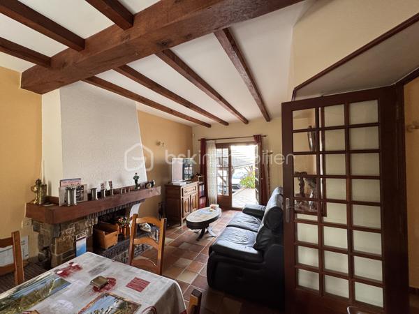 Découvrez ce pavillon familial de 107 m², édifié sur un beau terrain de plus de 440 m², situé dans un secteur pavillonnaire de Villepinte.

La maison offre une configuration idéale pour une famille avec 4 pièces et 3 chambres, dont une chambre située au rez-de-chaussée.

Au rez-de-chaussée :
-Une entrée
-Une grande chambre 
-Une salle de douche
-Une cuisine
-Un salon séjour traversant donnant sur une terrasse à l’avant et une véranda à l’arrière de la parcelle
-Un grand jardin avec dépendance au fond du jardin

À l’étage :
-2 chambres
-1 salle de bain avec WC séparé
-Un dégagement 

La maison dispose d’une bâtisse saine et d’un beau potentiel de modernisation, permettant aux futurs propriétaires de la remettre à leur goût et d’en faire un véritable cocon familial.

Un emplacement pratique au quotidien, à proximité des écoles et des commerces, avec un accès rapide à l’A104, facilitant les déplacements.

Les points forts :
• Pavillon familial d’environ 107 m²
• 3 chambres, dont une au rez-de-chaussée
• Terrain de plus de 440 m²
• Beau jardin
• Dépendance en fond de parcelle
• Proximité écoles et commerces
• Accès rapide à l’A104
• Beau potentiel après travaux de rénovation