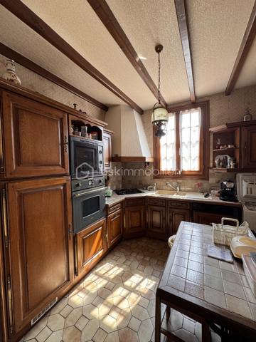 Découvrez ce pavillon familial de 107 m², édifié sur un beau terrain de plus de 440 m², situé dans un secteur pavillonnaire de Villepinte.

La maison offre une configuration idéale pour une famille avec 4 pièces et 3 chambres, dont une chambre située au rez-de-chaussée.

Au rez-de-chaussée :
-Une entrée
-Une grande chambre 
-Une salle de douche
-Une cuisine
-Un salon séjour traversant donnant sur une terrasse à l’avant et une véranda à l’arrière de la parcelle
-Un grand jardin avec dépendance au fond du jardin

À l’étage :
-2 chambres
-1 salle de bain avec WC séparé
-Un dégagement 

La maison dispose d’une bâtisse saine et d’un beau potentiel de modernisation, permettant aux futurs propriétaires de la remettre à leur goût et d’en faire un véritable cocon familial.

Un emplacement pratique au quotidien, à proximité des écoles et des commerces, avec un accès rapide à l’A104, facilitant les déplacements.

Les points forts :
• Pavillon familial d’environ 107 m²
• 3 chambres, dont une au rez-de-chaussée
• Terrain de plus de 440 m²
• Beau jardin
• Dépendance en fond de parcelle
• Proximité écoles et commerces
• Accès rapide à l’A104
• Beau potentiel après travaux de rénovation