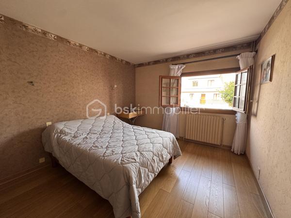 Découvrez ce pavillon familial de 107 m², édifié sur un beau terrain de plus de 440 m², situé dans un secteur pavillonnaire de Villepinte.

La maison offre une configuration idéale pour une famille avec 4 pièces et 3 chambres, dont une chambre située au rez-de-chaussée.

Au rez-de-chaussée :
-Une entrée
-Une grande chambre 
-Une salle de douche
-Une cuisine
-Un salon séjour traversant donnant sur une terrasse à l’avant et une véranda à l’arrière de la parcelle
-Un grand jardin avec dépendance au fond du jardin

À l’étage :
-2 chambres
-1 salle de bain avec WC séparé
-Un dégagement 

La maison dispose d’une bâtisse saine et d’un beau potentiel de modernisation, permettant aux futurs propriétaires de la remettre à leur goût et d’en faire un véritable cocon familial.

Un emplacement pratique au quotidien, à proximité des écoles et des commerces, avec un accès rapide à l’A104, facilitant les déplacements.

Les points forts :
• Pavillon familial d’environ 107 m²
• 3 chambres, dont une au rez-de-chaussée
• Terrain de plus de 440 m²
• Beau jardin
• Dépendance en fond de parcelle
• Proximité écoles et commerces
• Accès rapide à l’A104
• Beau potentiel après travaux de rénovation
