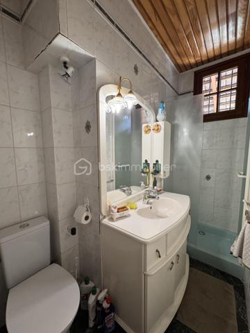 Découvrez ce pavillon familial de 107 m², édifié sur un beau terrain de plus de 440 m², situé dans un secteur pavillonnaire de Villepinte.

La maison offre une configuration idéale pour une famille avec 4 pièces et 3 chambres, dont une chambre située au rez-de-chaussée.

Au rez-de-chaussée :
-Une entrée
-Une grande chambre 
-Une salle de douche
-Une cuisine
-Un salon séjour traversant donnant sur une terrasse à l’avant et une véranda à l’arrière de la parcelle
-Un grand jardin avec dépendance au fond du jardin

À l’étage :
-2 chambres
-1 salle de bain avec WC séparé
-Un dégagement 

La maison dispose d’une bâtisse saine et d’un beau potentiel de modernisation, permettant aux futurs propriétaires de la remettre à leur goût et d’en faire un véritable cocon familial.

Un emplacement pratique au quotidien, à proximité des écoles et des commerces, avec un accès rapide à l’A104, facilitant les déplacements.

Les points forts :
• Pavillon familial d’environ 107 m²
• 3 chambres, dont une au rez-de-chaussée
• Terrain de plus de 440 m²
• Beau jardin
• Dépendance en fond de parcelle
• Proximité écoles et commerces
• Accès rapide à l’A104
• Beau potentiel après travaux de rénovation