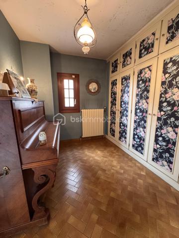 Découvrez ce pavillon familial de 107 m², édifié sur un beau terrain de plus de 440 m², situé dans un secteur pavillonnaire de Villepinte.

La maison offre une configuration idéale pour une famille avec 4 pièces et 3 chambres, dont une chambre située au rez-de-chaussée.

Au rez-de-chaussée :
-Une entrée
-Une grande chambre 
-Une salle de douche
-Une cuisine
-Un salon séjour traversant donnant sur une terrasse à l’avant et une véranda à l’arrière de la parcelle
-Un grand jardin avec dépendance au fond du jardin

À l’étage :
-2 chambres
-1 salle de bain avec WC séparé
-Un dégagement 

La maison dispose d’une bâtisse saine et d’un beau potentiel de modernisation, permettant aux futurs propriétaires de la remettre à leur goût et d’en faire un véritable cocon familial.

Un emplacement pratique au quotidien, à proximité des écoles et des commerces, avec un accès rapide à l’A104, facilitant les déplacements.

Les points forts :
• Pavillon familial d’environ 107 m²
• 3 chambres, dont une au rez-de-chaussée
• Terrain de plus de 440 m²
• Beau jardin
• Dépendance en fond de parcelle
• Proximité écoles et commerces
• Accès rapide à l’A104
• Beau potentiel après travaux de rénovation