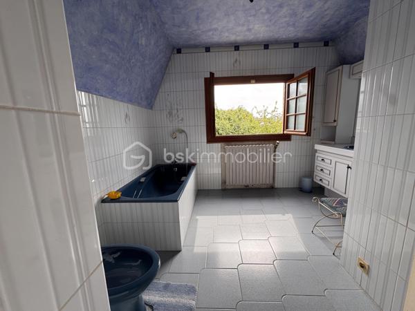 Découvrez ce pavillon familial de 107 m², édifié sur un beau terrain de plus de 440 m², situé dans un secteur pavillonnaire de Villepinte.

La maison offre une configuration idéale pour une famille avec 4 pièces et 3 chambres, dont une chambre située au rez-de-chaussée.

Au rez-de-chaussée :
-Une entrée
-Une grande chambre 
-Une salle de douche
-Une cuisine
-Un salon séjour traversant donnant sur une terrasse à l’avant et une véranda à l’arrière de la parcelle
-Un grand jardin avec dépendance au fond du jardin

À l’étage :
-2 chambres
-1 salle de bain avec WC séparé
-Un dégagement 

La maison dispose d’une bâtisse saine et d’un beau potentiel de modernisation, permettant aux futurs propriétaires de la remettre à leur goût et d’en faire un véritable cocon familial.

Un emplacement pratique au quotidien, à proximité des écoles et des commerces, avec un accès rapide à l’A104, facilitant les déplacements.

Les points forts :
• Pavillon familial d’environ 107 m²
• 3 chambres, dont une au rez-de-chaussée
• Terrain de plus de 440 m²
• Beau jardin
• Dépendance en fond de parcelle
• Proximité écoles et commerces
• Accès rapide à l’A104
• Beau potentiel après travaux de rénovation