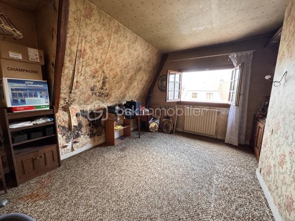 Découvrez ce pavillon familial de 107 m², édifié sur un beau terrain de plus de 440 m², situé dans un secteur pavillonnaire de Villepinte.

La maison offre une configuration idéale pour une famille avec 4 pièces et 3 chambres, dont une chambre située au rez-de-chaussée.

Au rez-de-chaussée :
-Une entrée
-Une grande chambre 
-Une salle de douche
-Une cuisine
-Un salon séjour traversant donnant sur une terrasse à l’avant et une véranda à l’arrière de la parcelle
-Un grand jardin avec dépendance au fond du jardin

À l’étage :
-2 chambres
-1 salle de bain avec WC séparé
-Un dégagement 

La maison dispose d’une bâtisse saine et d’un beau potentiel de modernisation, permettant aux futurs propriétaires de la remettre à leur goût et d’en faire un véritable cocon familial.

Un emplacement pratique au quotidien, à proximité des écoles et des commerces, avec un accès rapide à l’A104, facilitant les déplacements.

Les points forts :
• Pavillon familial d’environ 107 m²
• 3 chambres, dont une au rez-de-chaussée
• Terrain de plus de 440 m²
• Beau jardin
• Dépendance en fond de parcelle
• Proximité écoles et commerces
• Accès rapide à l’A104
• Beau potentiel après travaux de rénovation