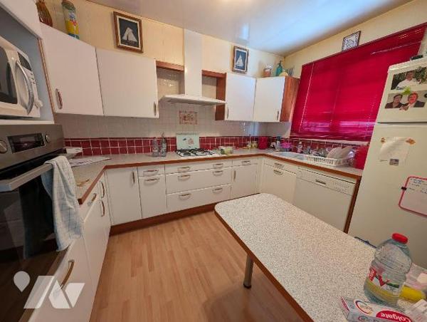 En exclusivité chez votre Notaire ! Proche de toutes commodités dans une rue calme, MAISON 4 ch...