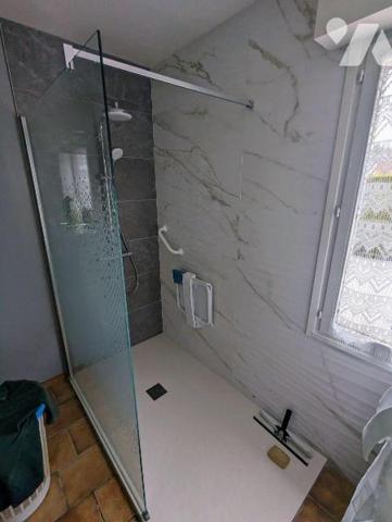 Dans quartier résidentiel à proximité des commerces et des écoles, vaste pavillon de semi plain...