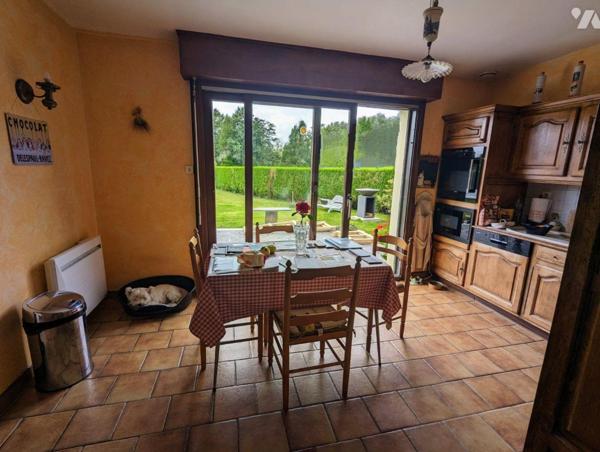 Dans quartier résidentiel à proximité des commerces et des écoles, vaste pavillon de semi plain...