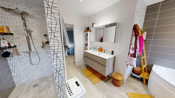 Hauts de Narbonne, Villa contemporaine, 3 chambres, garage, piscine.