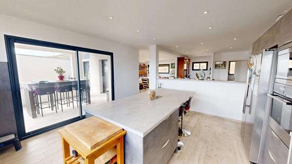 Hauts de Narbonne, Villa contemporaine, 3 chambres, garage, piscine.