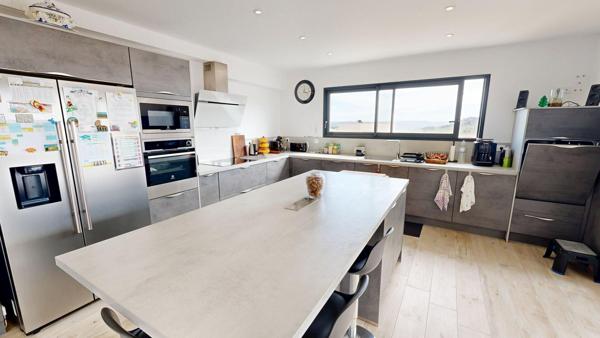 Hauts de Narbonne, Villa contemporaine, 3 chambres, garage, piscine.