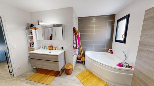 Hauts de Narbonne, Villa contemporaine, 3 chambres, garage, piscine.