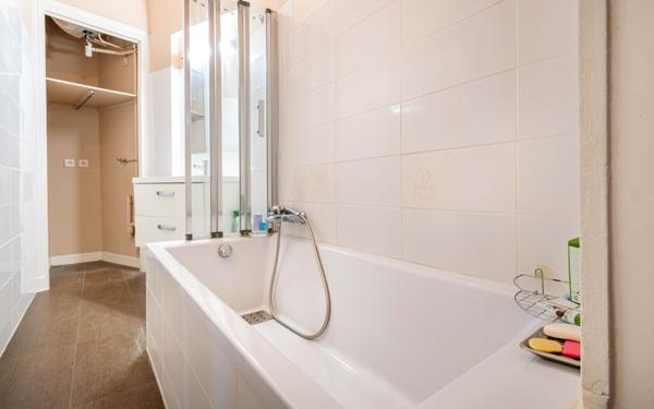 Appartement à vendre    2 pièces • 53,32 m2 Paris 11