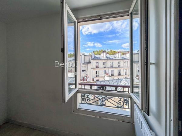 Paris 19ème, limite 10ème studio au dernier étage avec vue dégagée
