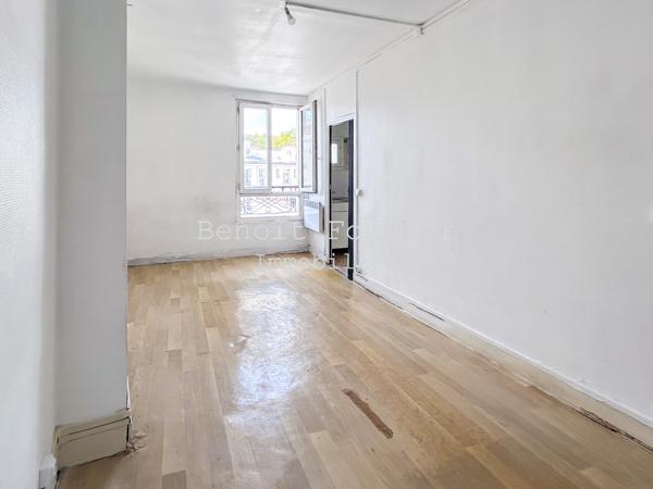 Paris 19ème, limite 10ème studio au dernier étage avec vue dégagée