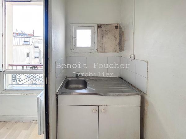 Paris 19ème, limite 10ème studio au dernier étage avec vue dégagée