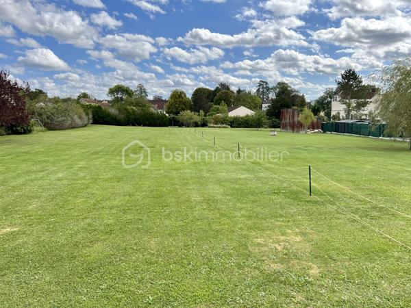 Terrain constructible , de 2100 M2 , totalement plat .
A voir , coup de coeur assuré ;-)