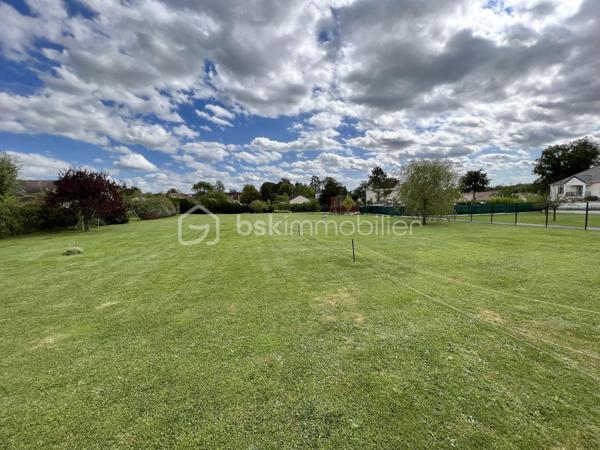 Terrain constructible , de 2100 M2 , totalement plat .
A voir , coup de coeur assuré ;-)