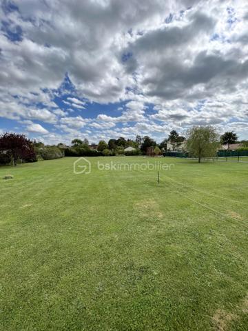 Terrain constructible , de 2100 M2 , totalement plat .
A voir , coup de coeur assuré ;-)
