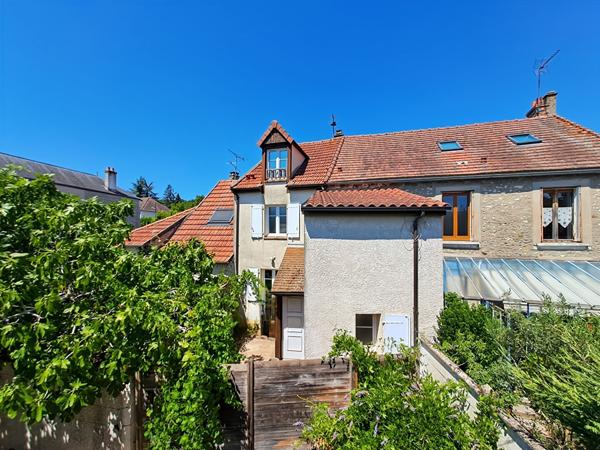 Maison de Ville 3 pièces, 2 chambres, cour privative, hyper centre d'ETRECHY
