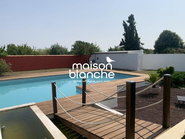 Propriété d'Architecte avec jardin et piscine, 5 chambres, double garage et dépendances