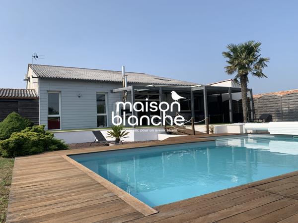 Propriété d'Architecte avec jardin et piscine, 5 chambres, double garage et dépendances