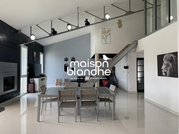 Propriété d'Architecte avec jardin et piscine, 5 chambres, double garage et dépendances