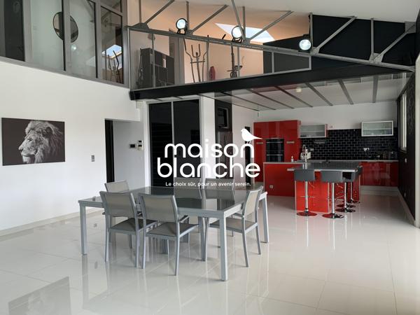Propriété d'Architecte avec jardin et piscine, 5 chambres, double garage et dépendances