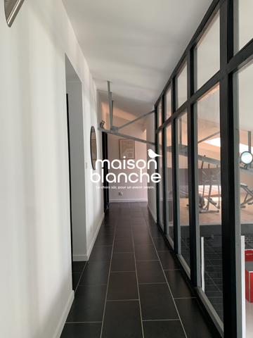 Propriété d'Architecte avec jardin et piscine, 5 chambres, double garage et dépendances