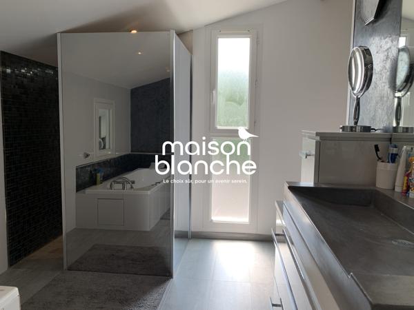 Propriété d'Architecte avec jardin et piscine, 5 chambres, double garage et dépendances