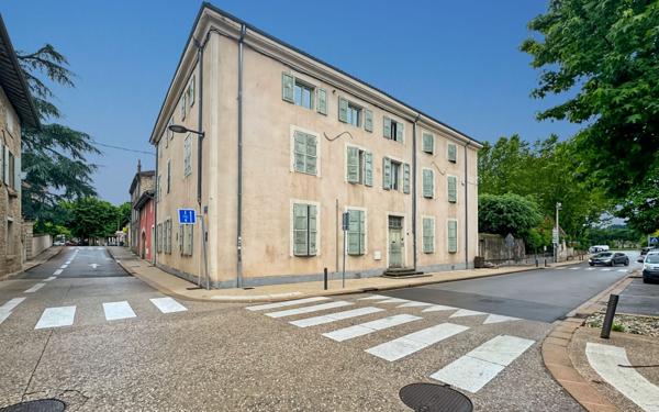 Immeuble à vendre    16 pièces • 590 m2 Saint-Donat-sur-l'Herbasse