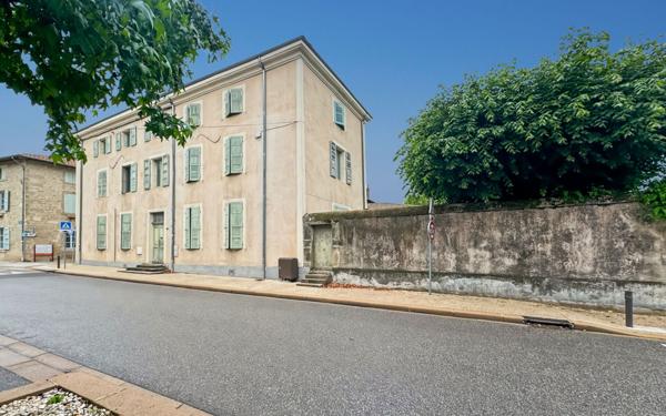 Immeuble à vendre    16 pièces • 590 m2 Saint-Donat-sur-l'Herbasse