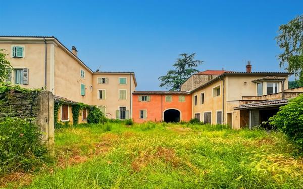 Immeuble à vendre    16 pièces • 590 m2 Saint-Donat-sur-l'Herbasse