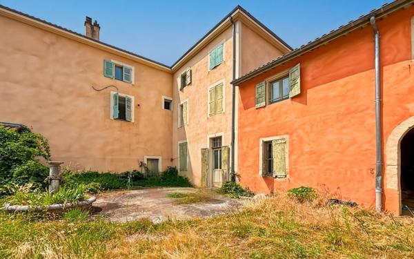 Immeuble à vendre    16 pièces • 590 m2 Saint-Donat-sur-l'Herbasse
