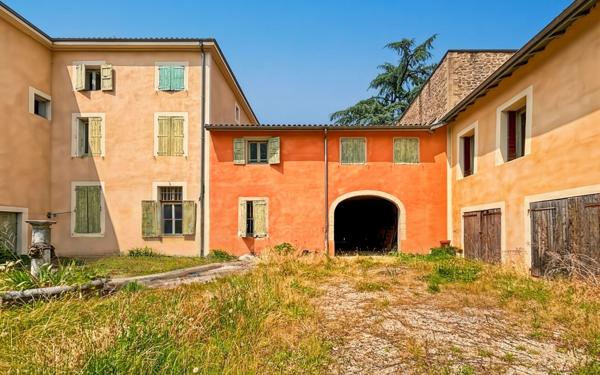 Immeuble à vendre    16 pièces • 590 m2 Saint-Donat-sur-l'Herbasse