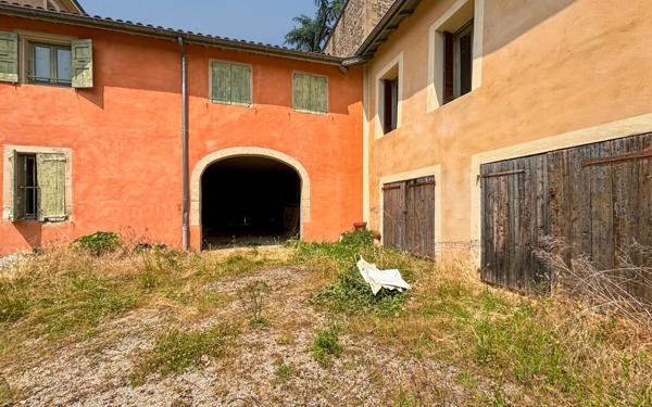 Immeuble à vendre    16 pièces • 590 m2 Saint-Donat-sur-l'Herbasse