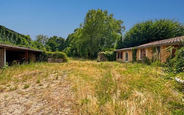 Immeuble à vendre    16 pièces • 590 m2 Saint-Donat-sur-l'Herbasse