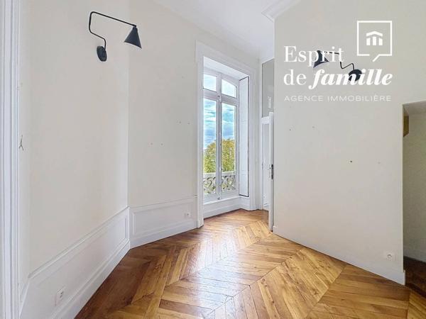 QUAI JEAN-JACQUES ROUSSEAU – Appartement de réception de 122 m² dans une maison bourgeoise