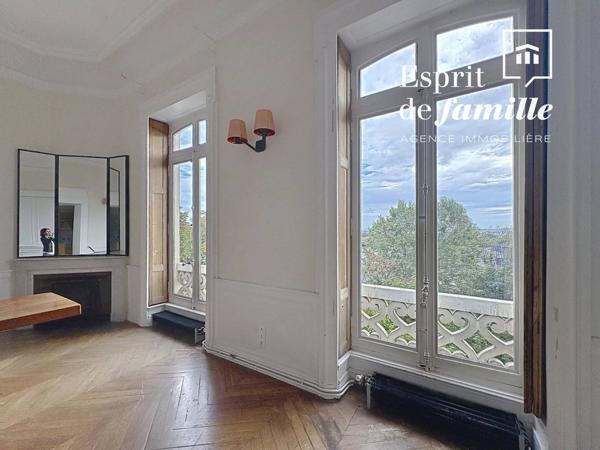 QUAI JEAN-JACQUES ROUSSEAU – Appartement de réception de 122 m² dans une maison bourgeoise