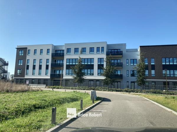 Bureau à louer à Genas dans parc Everland accès rapide aéroport et TGV