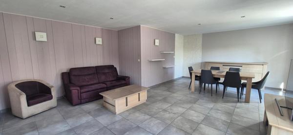 Maison de plain pied de 125m² habitables non mitoyenne très bien entretenue avec 3 chambres, vaste bureau, mezzanine sur terrain clos.