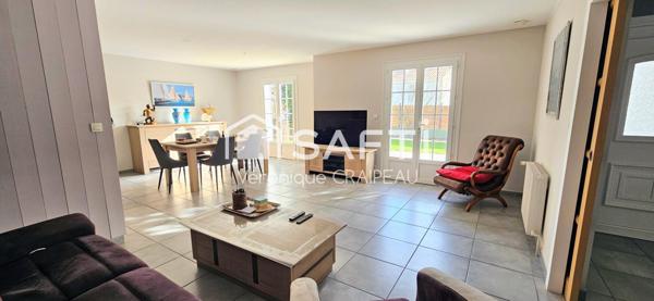 Maison de plain pied de 125m² habitables non mitoyenne très bien entretenue avec 3 chambres, vaste bureau, mezzanine sur terrain clos.